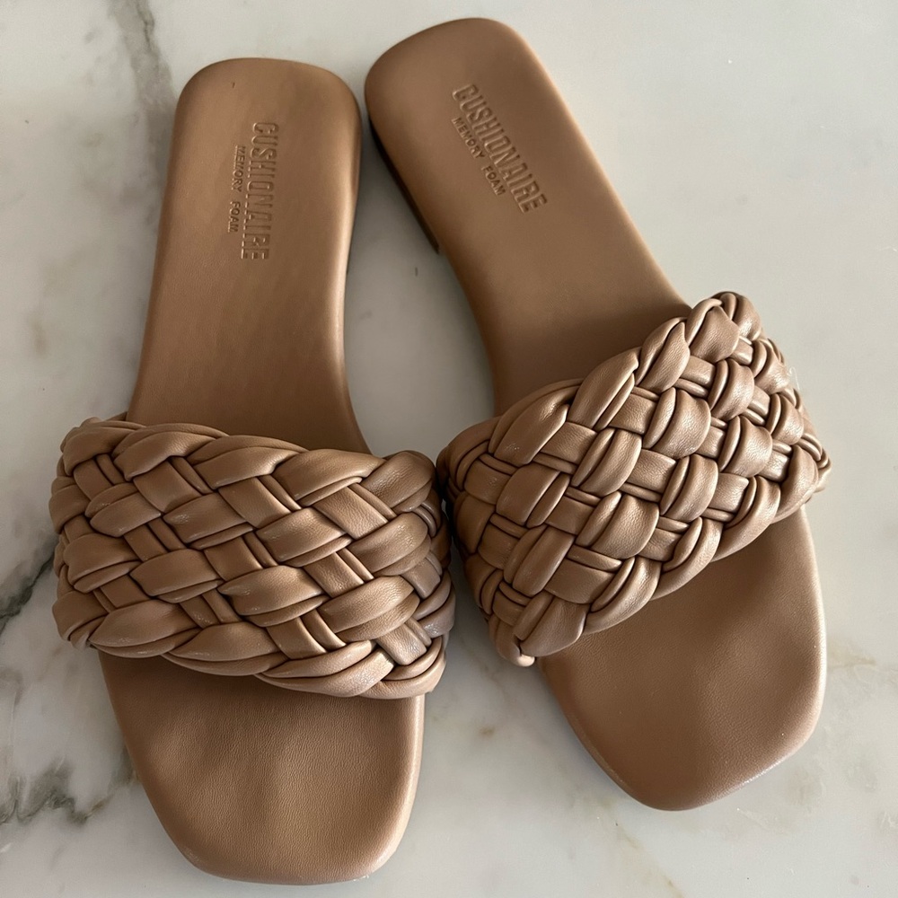 Cushionaire flat sandals